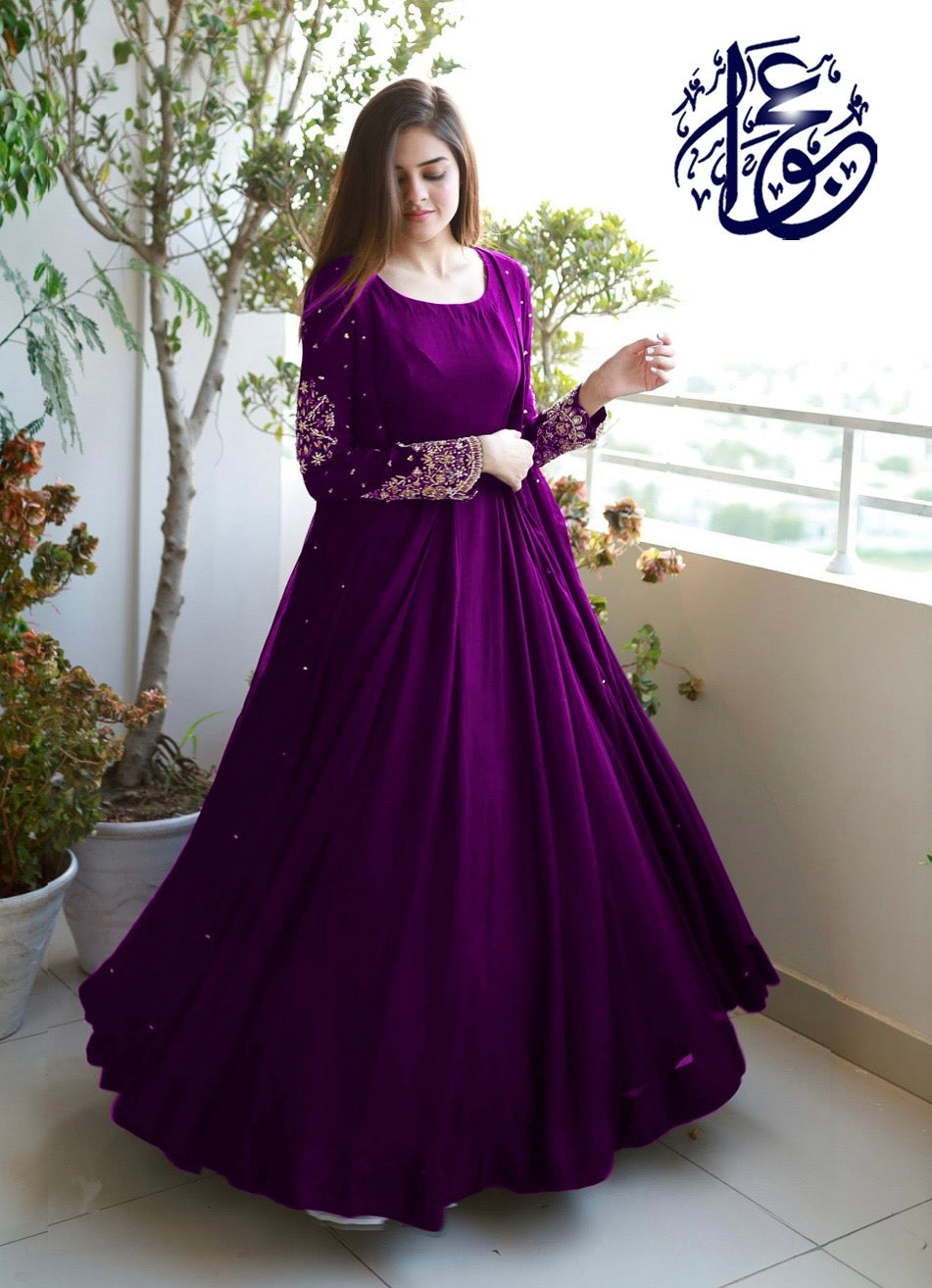 Stunning Embroidered Gown Set: Effortless Elegance!" ✨👗