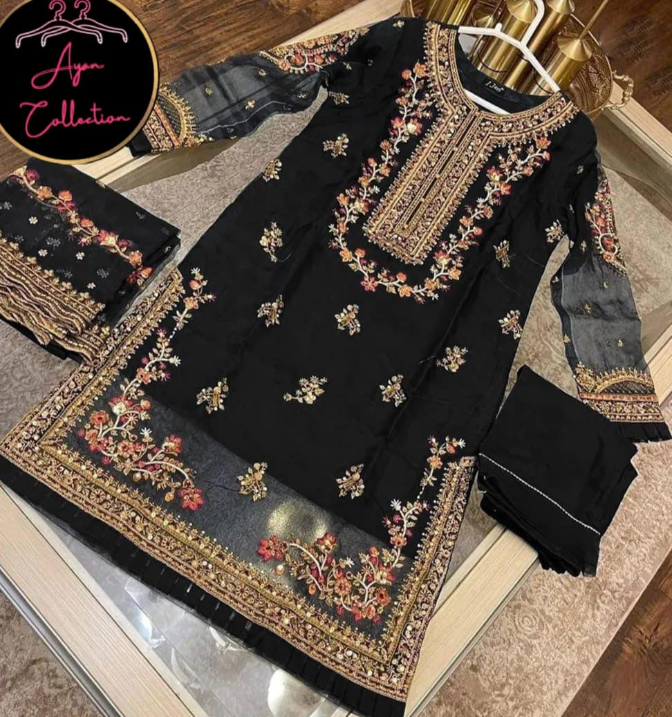 👗🤩Eid collection of 2025, featuring a handcrafted shirt with intricate handiwork and adorned with nugget stones and pearls 🎁