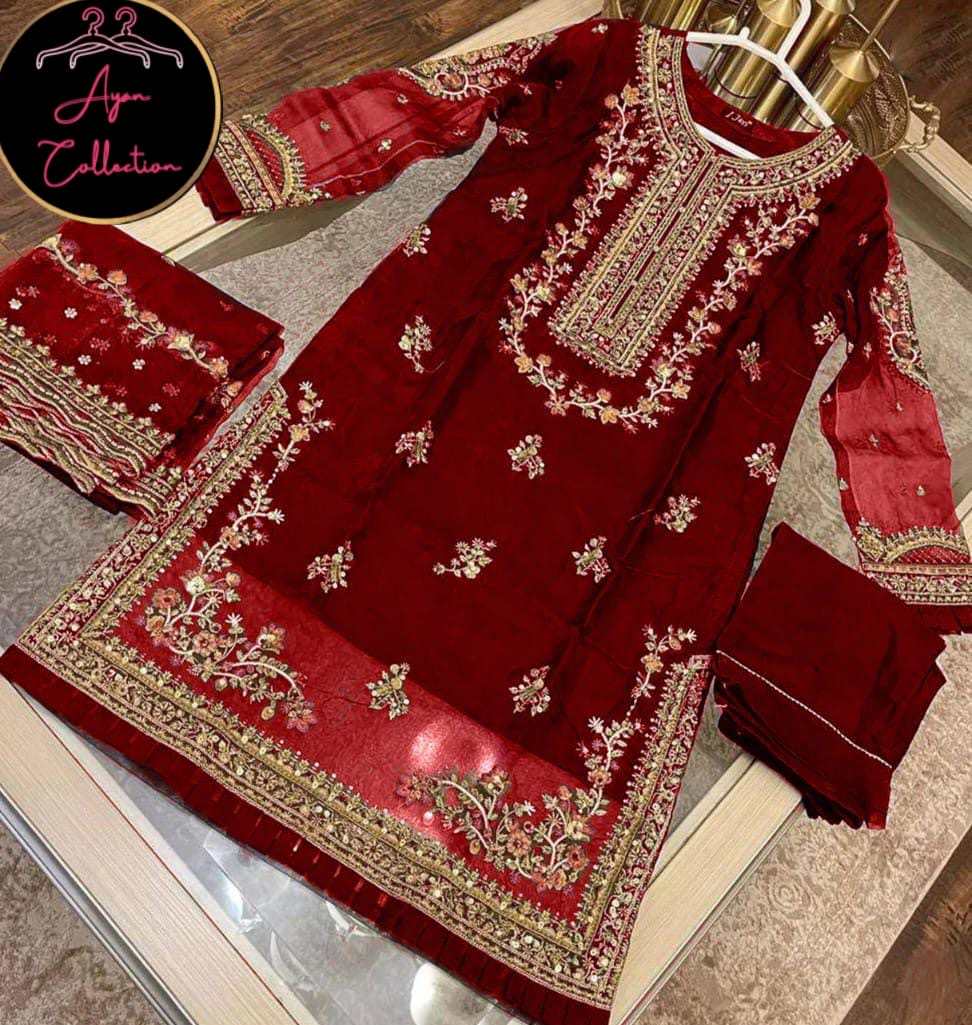 👗🤩Eid collection of 2025, featuring a handcrafted shirt with intricate handiwork and adorned with nugget stones and pearls 🎁